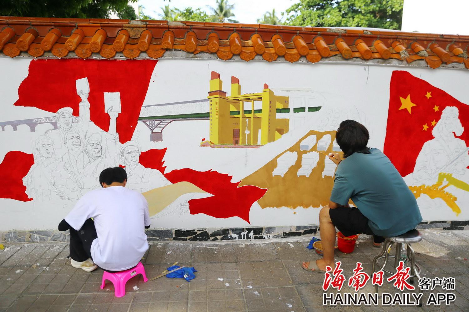 以"百年复兴之路"为主题在150米长的墙上作画,以此向建党100周年献礼