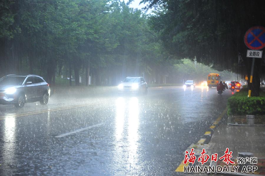 三亚清晨暴雨天市民谨慎行