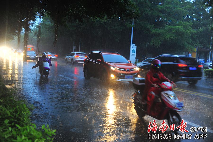 三亚清晨暴雨天市民谨慎行