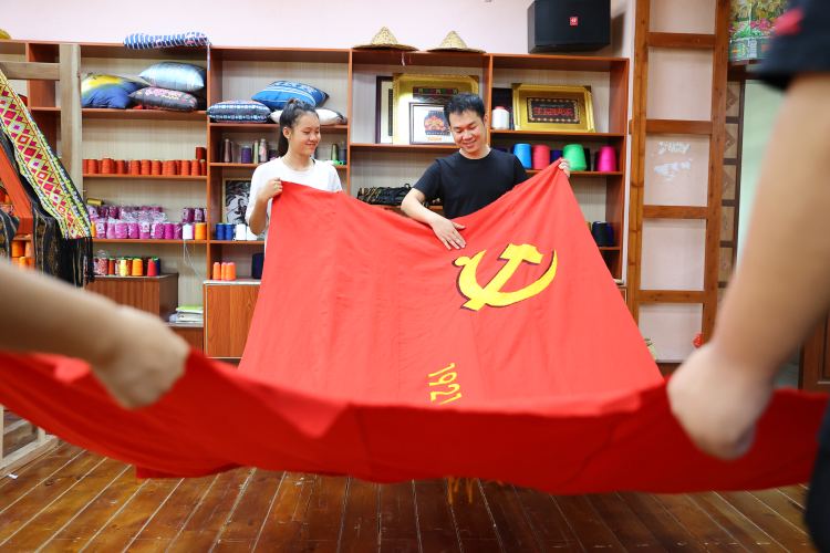 图片新闻      据设计者黄凌凤介绍,《黎苗锦绣 百年梦想》拼布作品长