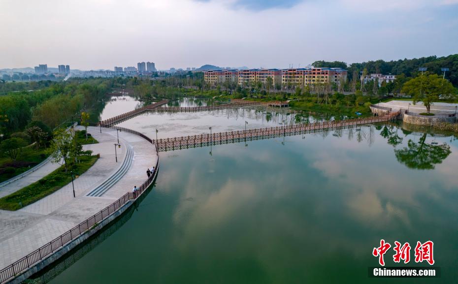 9月1日,傍晚时分的江西省新余市分宜县介溪湿地公园内,不少群众在此