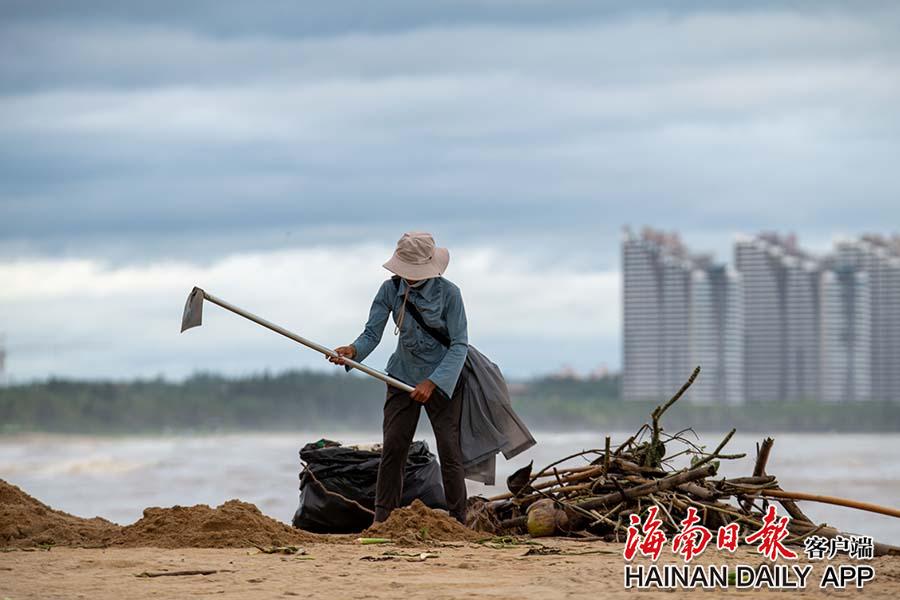 琼海：台风登陆区域风雨过后海滩清理忙