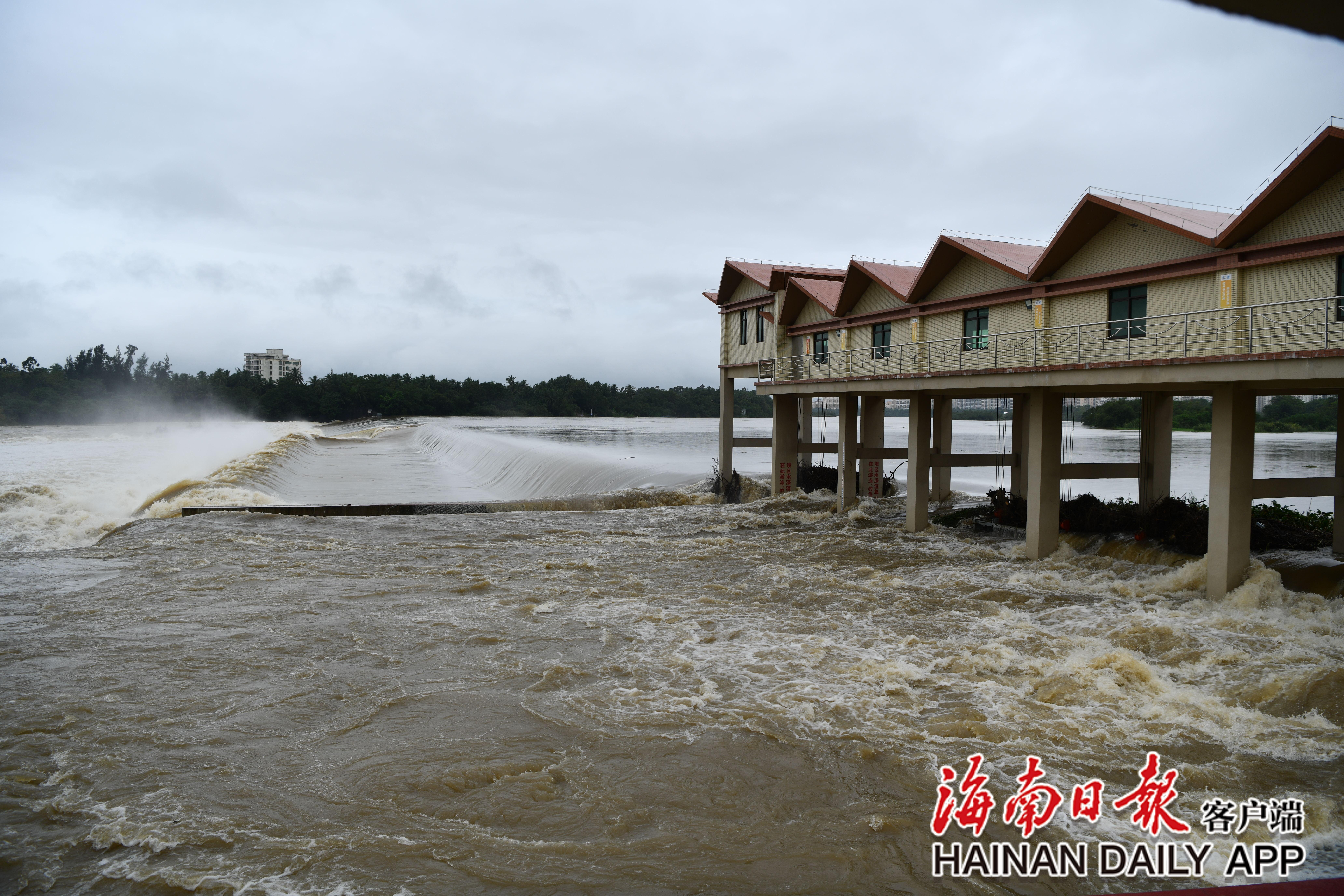 琼海又现暴雨天气万泉河大坝激流汹涌