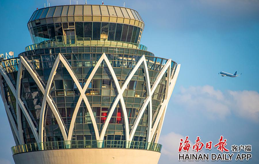袁琛 摄2021年11月11日,在海口美兰国际机场新塔台俯瞰美兰机场航站楼