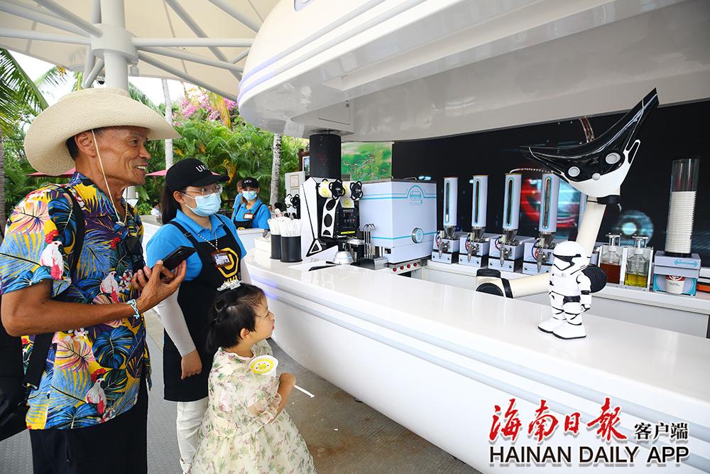“奶茶机器人”现身三亚景区吸引游客