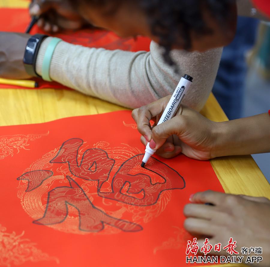 包饺子、写“福”字.....海口在琼外籍人才感受中国年俗文化