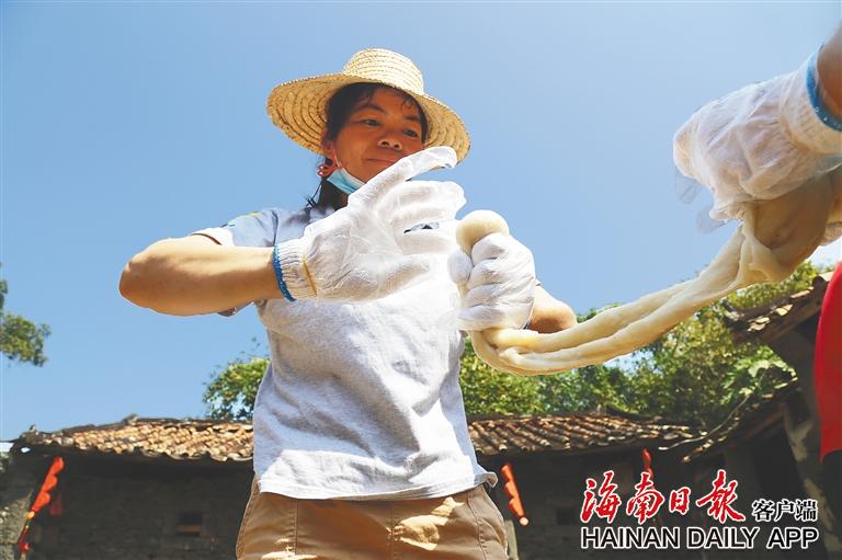 走进儋州百年古村王坊村：乡愁舂进白馍里