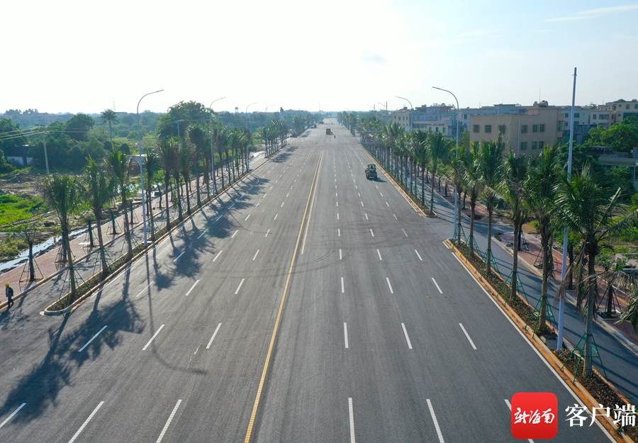 海口江東新區規劃13號路(二期)工程項目完成道路瀝青鋪設