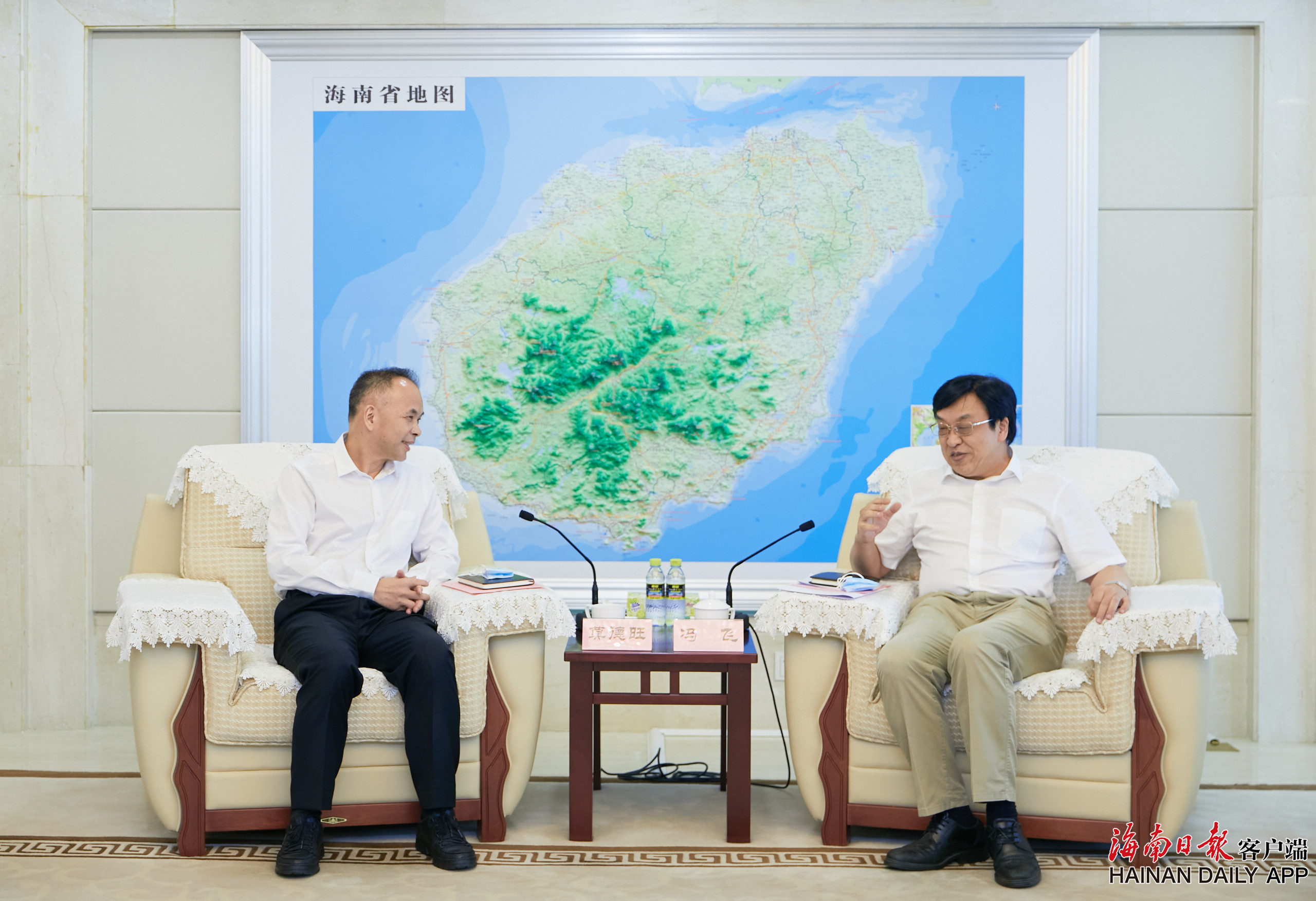 冯飞会见中国国新客人