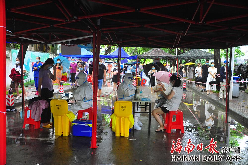 三亚市居民雨中有序排队进行核酸检测
