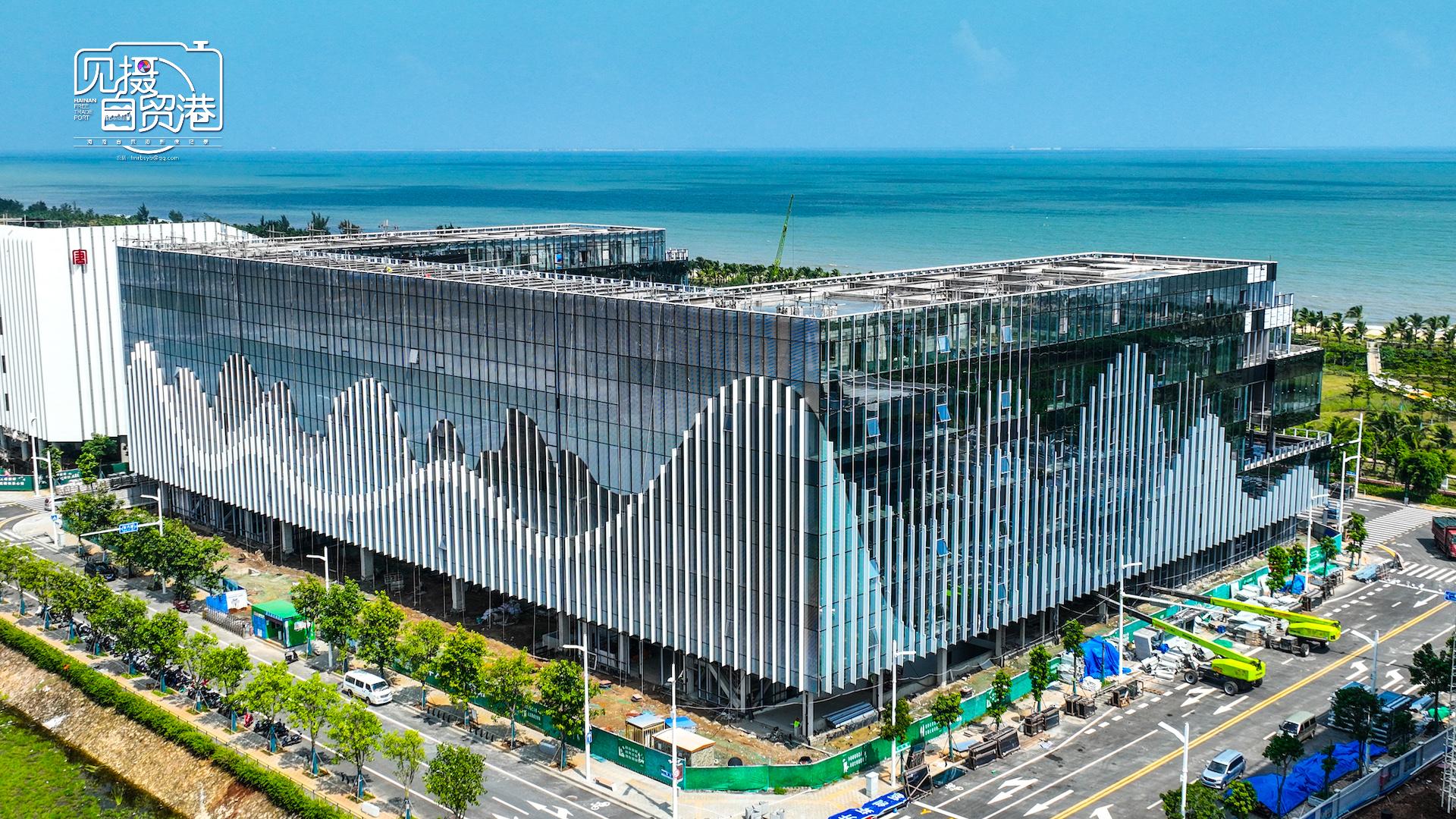 见摄自贸港·全力以“复”｜海口：国投生态环境大厦项目玻璃幕墙安装后展露“山水画”