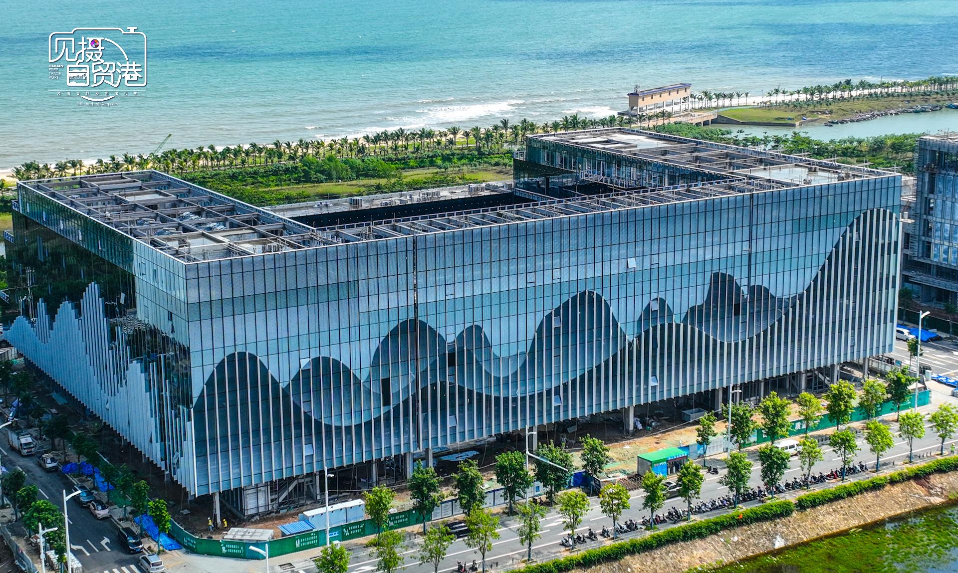 见摄自贸港·全力以“复”｜海口：国投生态环境大厦项目玻璃幕墙安装后展露“山水画”