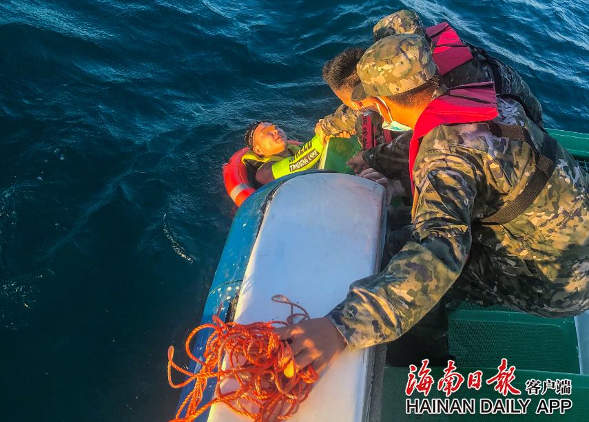 游客驾摩托艇出海落水遇险 三亚海警紧急救援