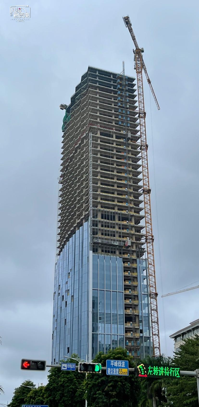 海口中交国际自贸中心项目塔楼钢结构封顶