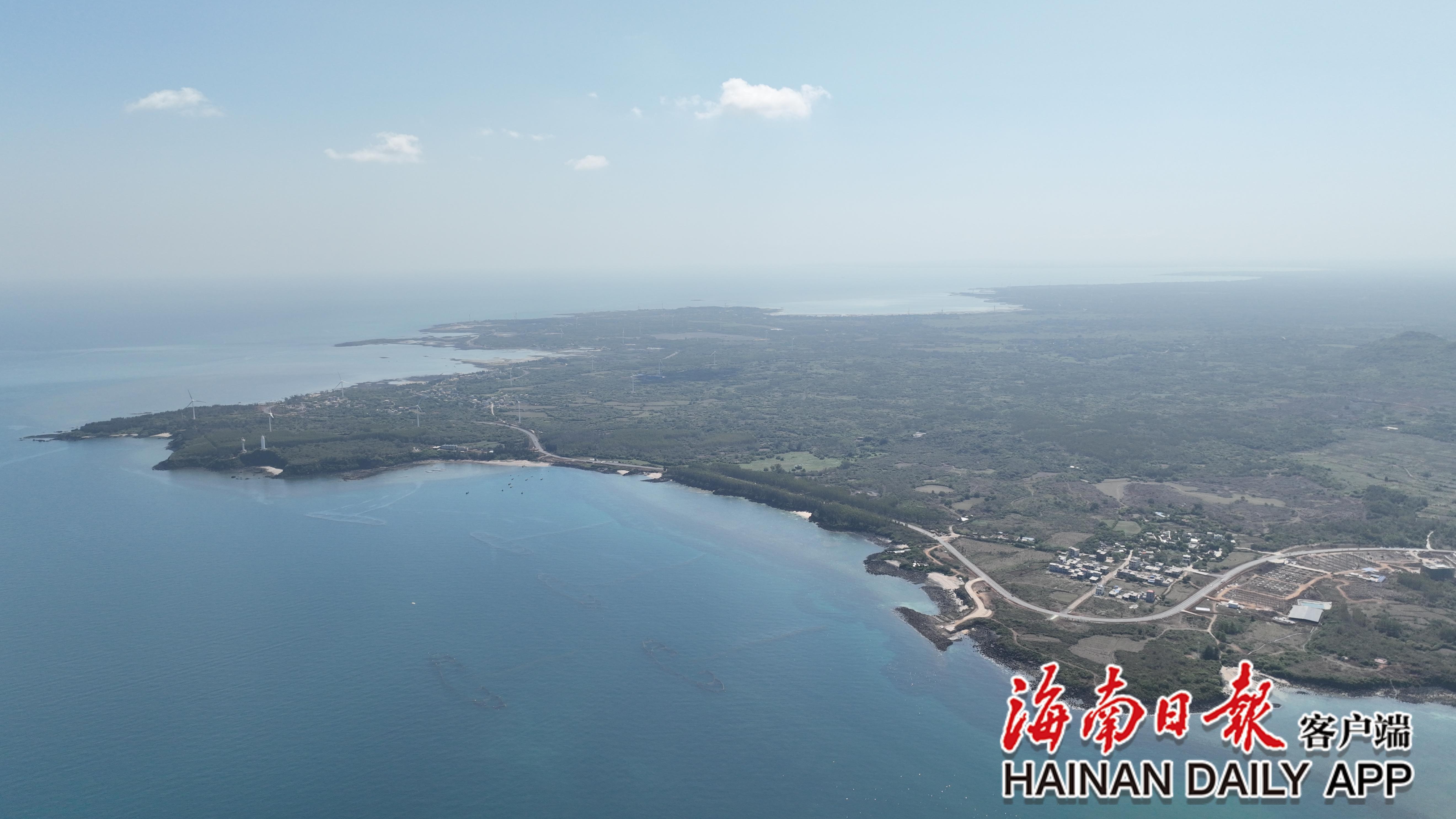 海南环岛旅游公路儋州峨蔓段：遇上海边的浪漫风车