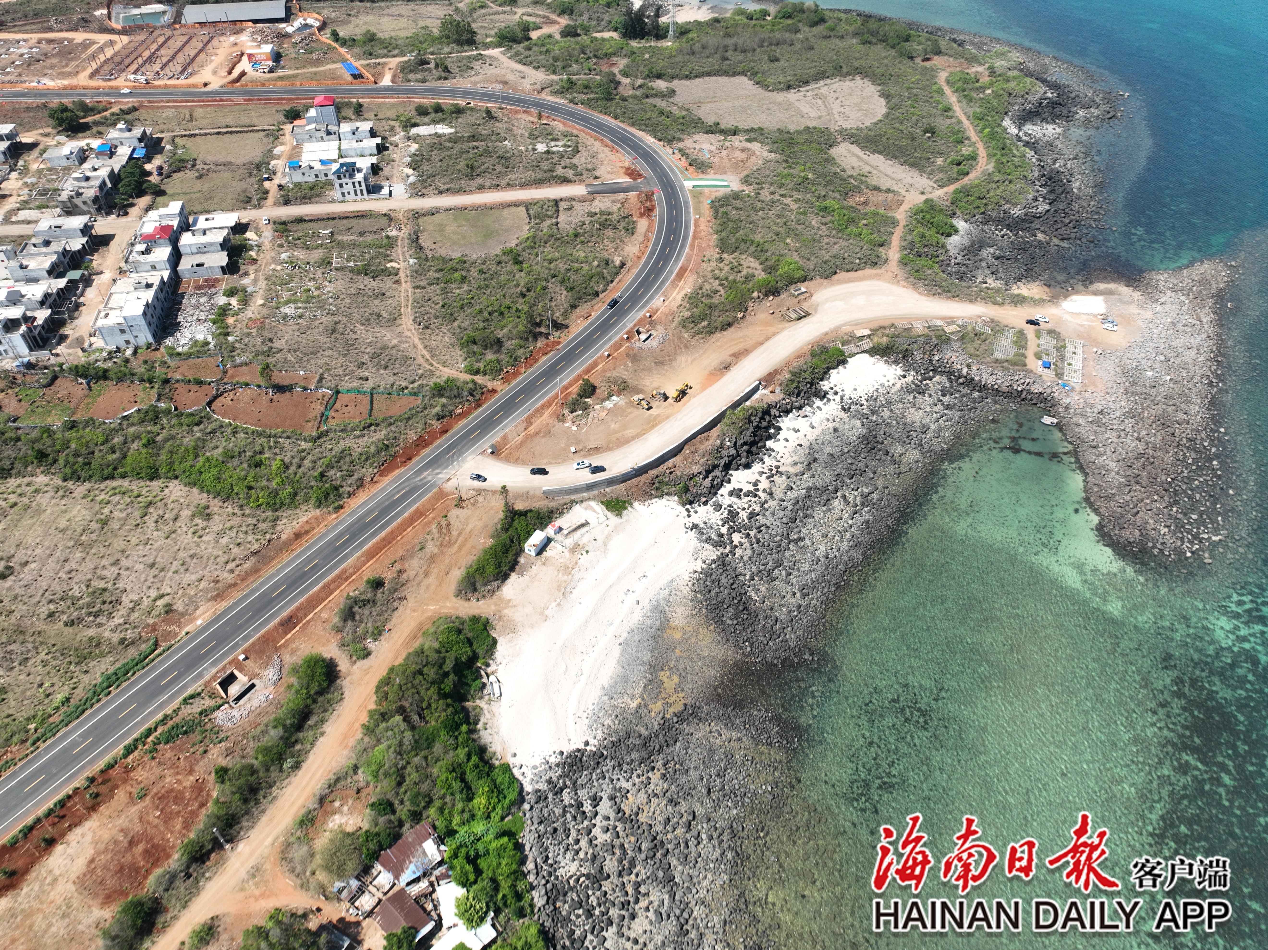 海南环岛旅游公路儋州峨蔓段：遇上海边的浪漫风车