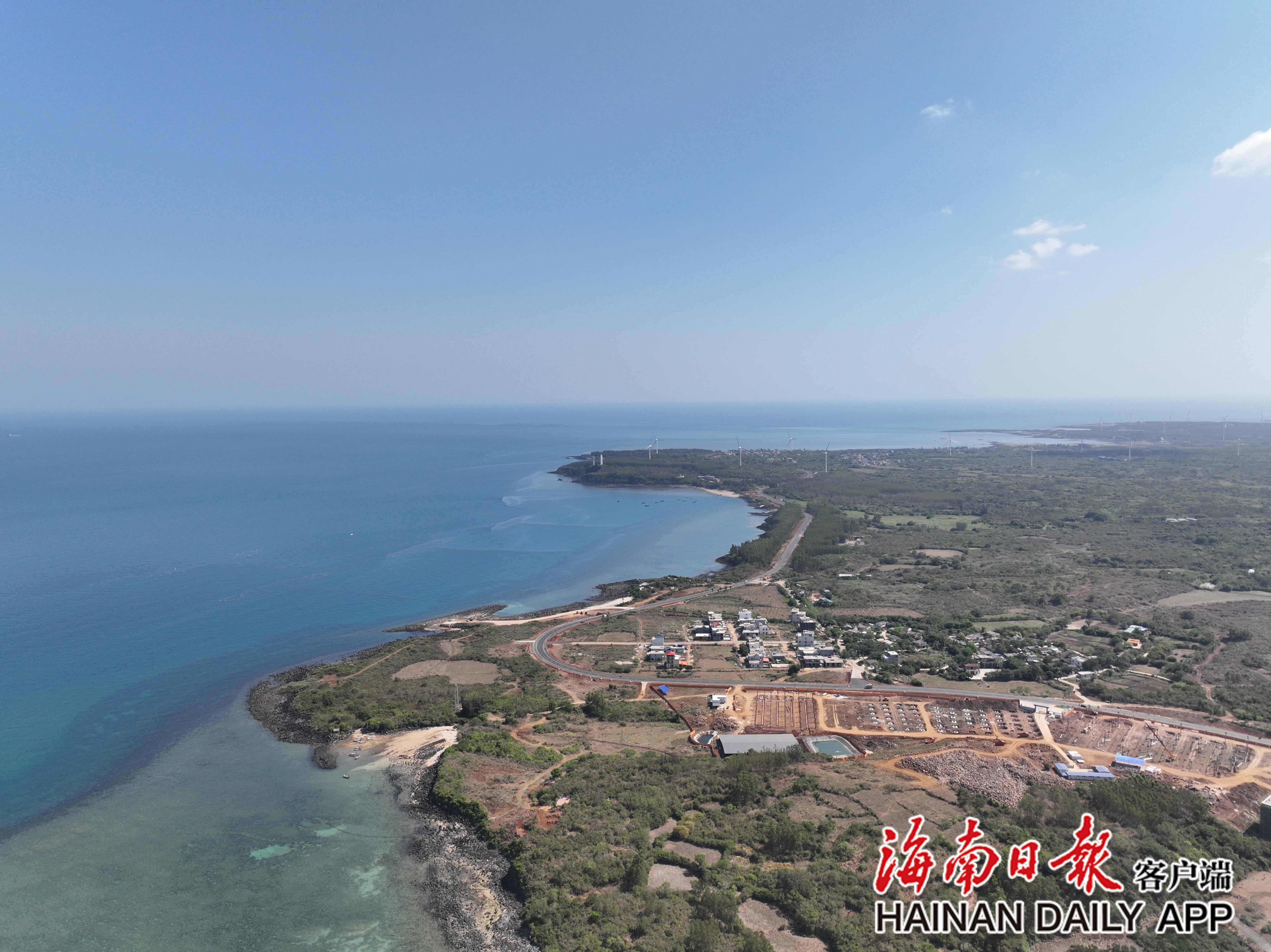 海南环岛旅游公路儋州峨蔓段：遇上海边的浪漫风车