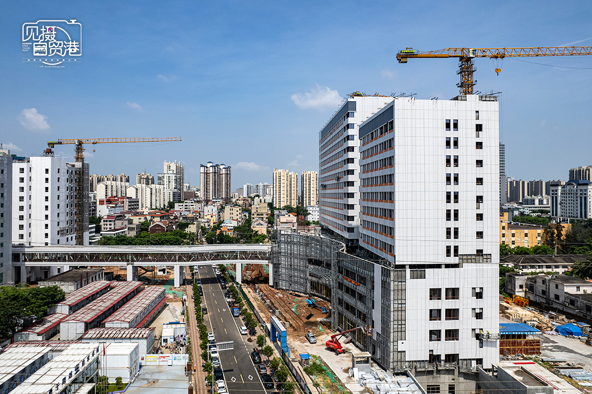 见摄自贸港·一线直击|海口市国际中医中心项目加快幕墙施工