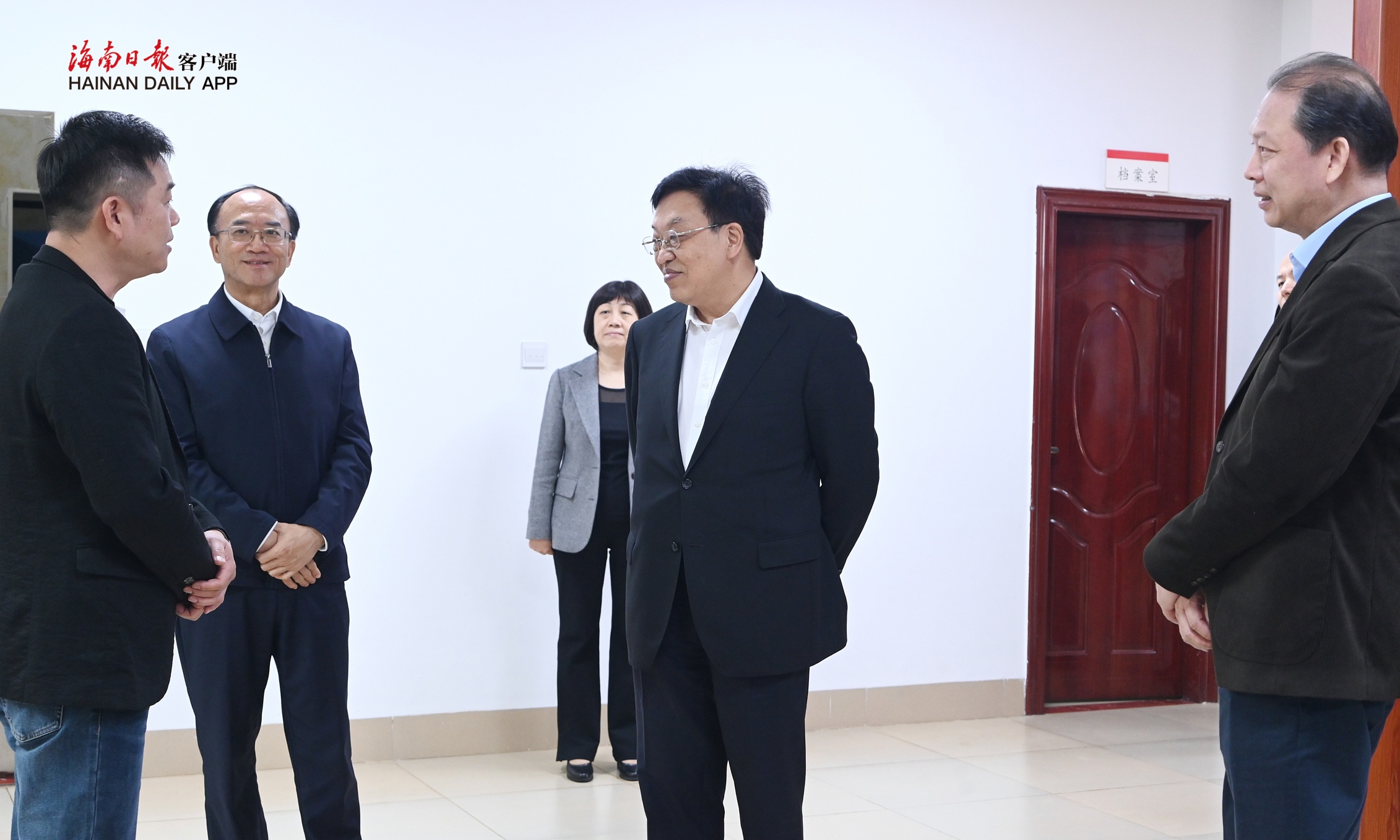 冯飞在海口调研深入贯彻中央八项规定精神学习教育开展情况时强调:坚持开门教育、做好为民服务,扎实推动作风建设常态长效
