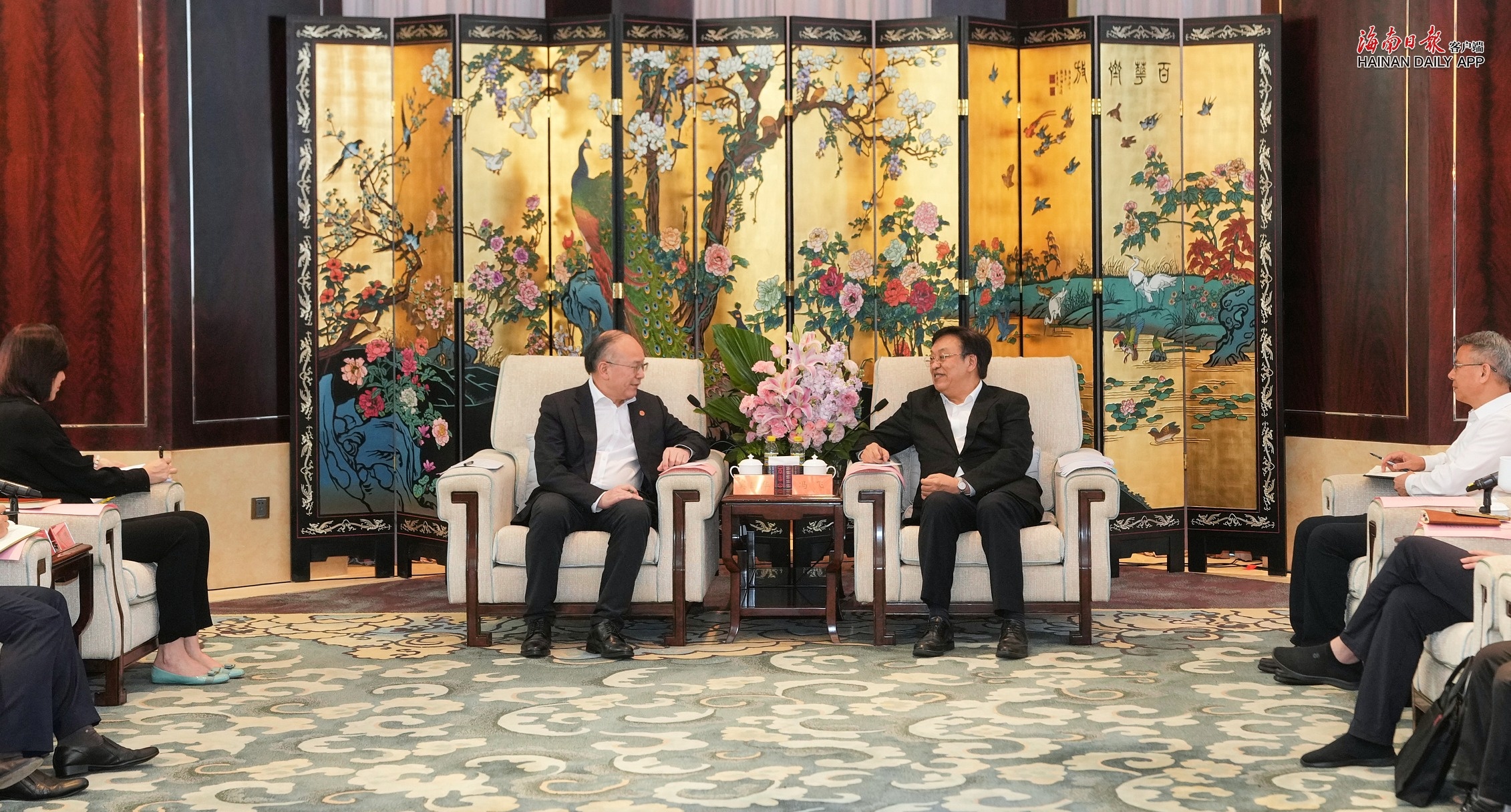 冯飞会见中信集团董事长奚国华