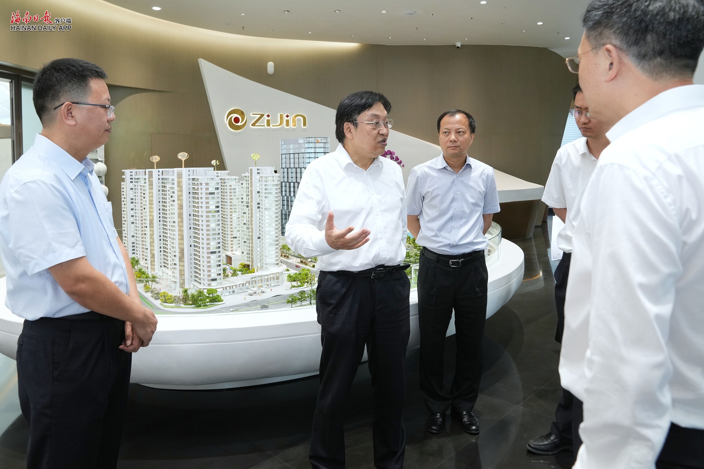 冯飞在三亚市调研开展深入贯彻中央八项规定精神学习教育和当地经济社会发展情况