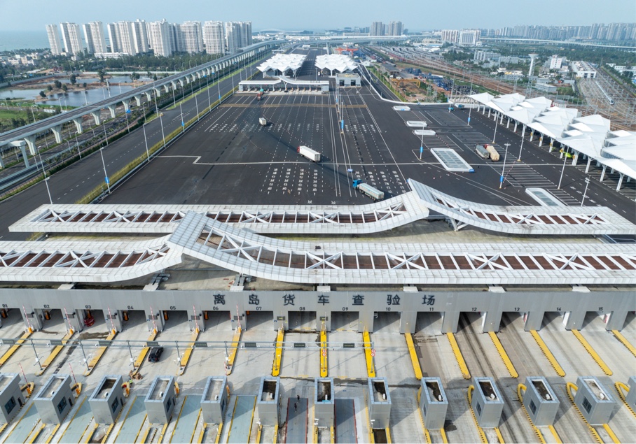 2025海外华文媒体海南行活动走进海南自贸港“二线口岸”