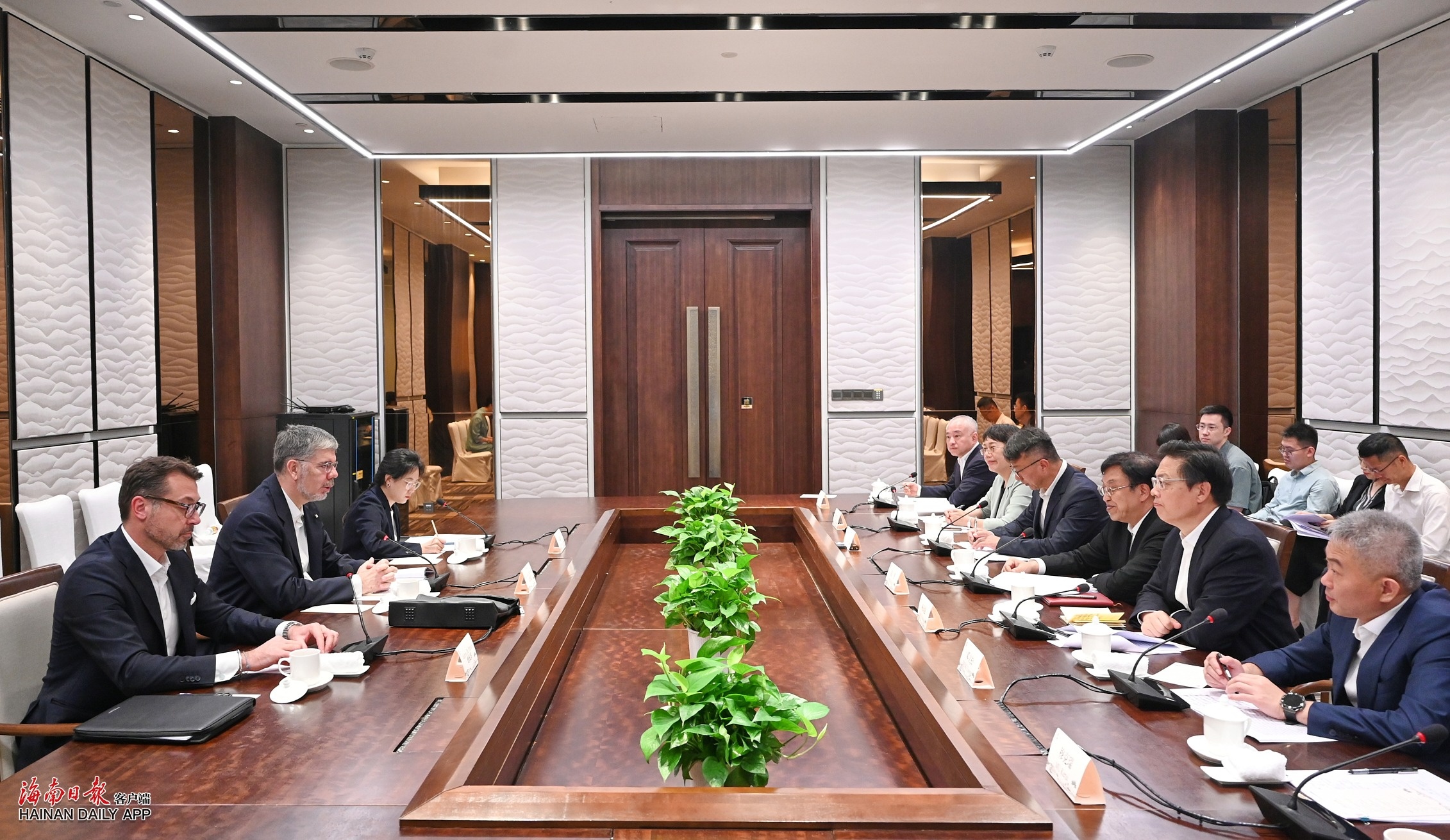 冯飞会见意大利驻华大使安博思